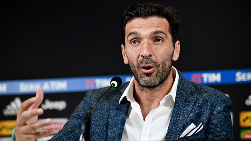 Kiper gaek Italia, Gianluigi Buffon, siap untuk memperpanjang kontaknya dengan Juventus hingga tiga tahun ke depan. Copyright: © Indosport.com