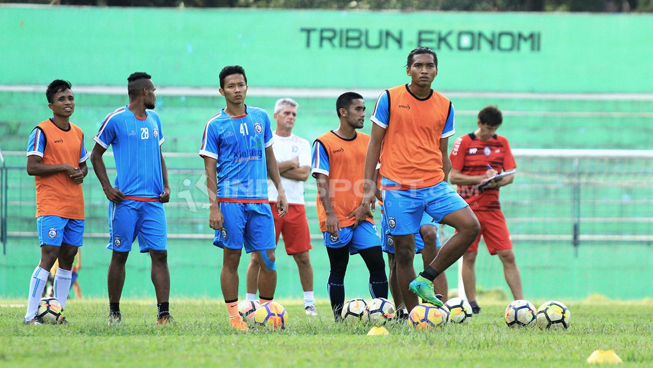 Milan Petrovic saat mengawal latihan Arema FC Copyright: © Ian Setiawan/Indosport.com