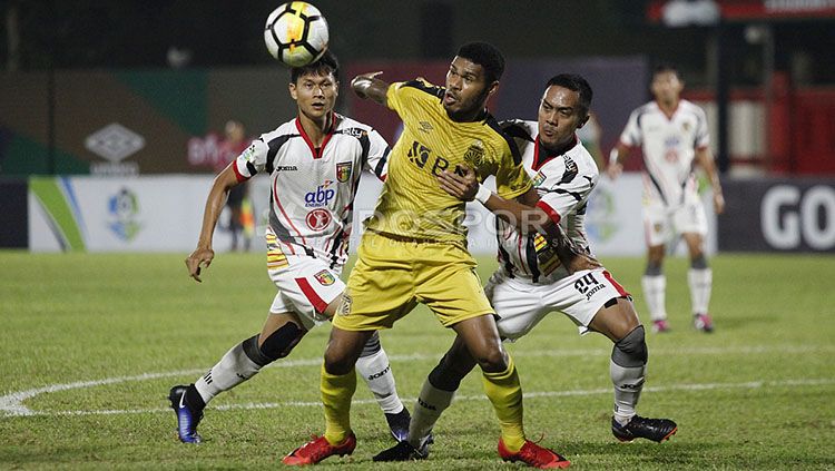 Bhayangkara FC vs Mitra Kukar Copyright: © INDOSPORT/Herry Ibrahim