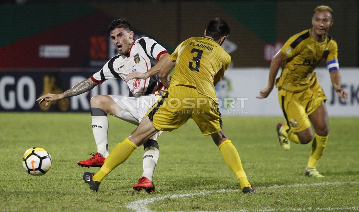 Vladimir Vujovic saat mencoba menghadang pergerakan Fernando Rodriguez Copyright: © Herry Ibrahim/INDOSPORT