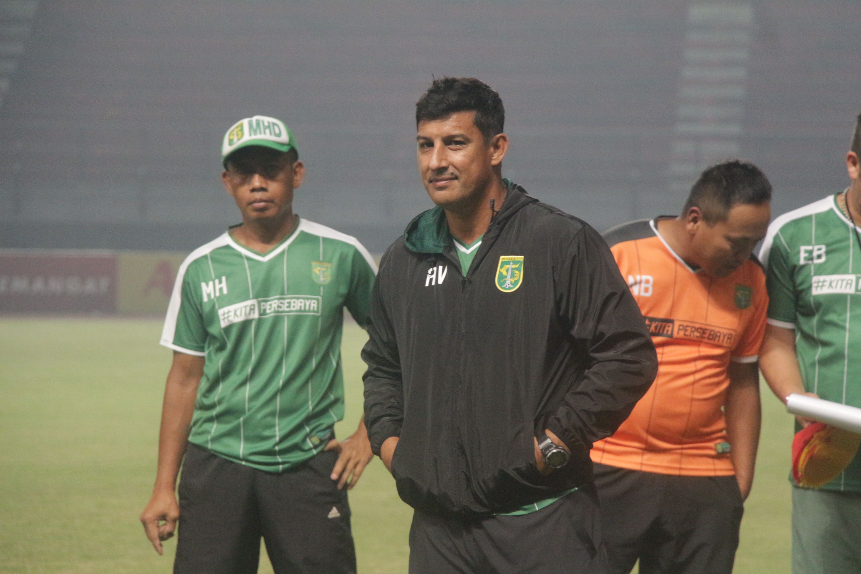 Pelatih Persebaya, Alfredo Vera. Copyright: © INDOSPORT/Fitra Herdian