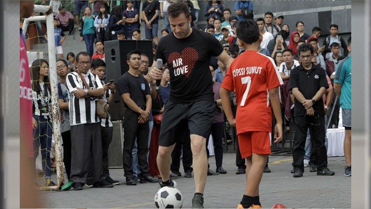 Del Piero coaching clinic di Plaza Medan Copyright: © JawaPos