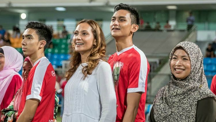 Tim Young Lions mengajak serta ibu masing-masing. Copyright: © Young Lions