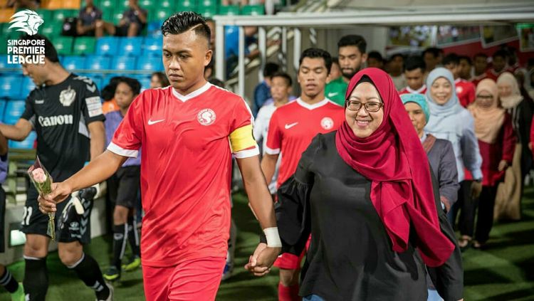 Tim Young Lions mengajak serta ibu masing-masing. Copyright: © Young Lions