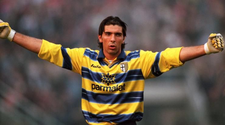 Gianluigi Buffon saat masih berseragam Parma. Copyright: © OffsideID