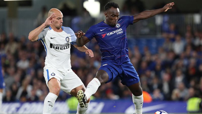 Michael Essien saat melawan Esteban Cambiasso. Copyright: © INDOSPORT