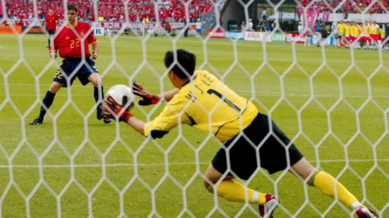 Lee Woon-jae mengandaskan tendangan penalti Joaquin di Piala Dunia 2002. Copyright: &copy; INDOSPORT