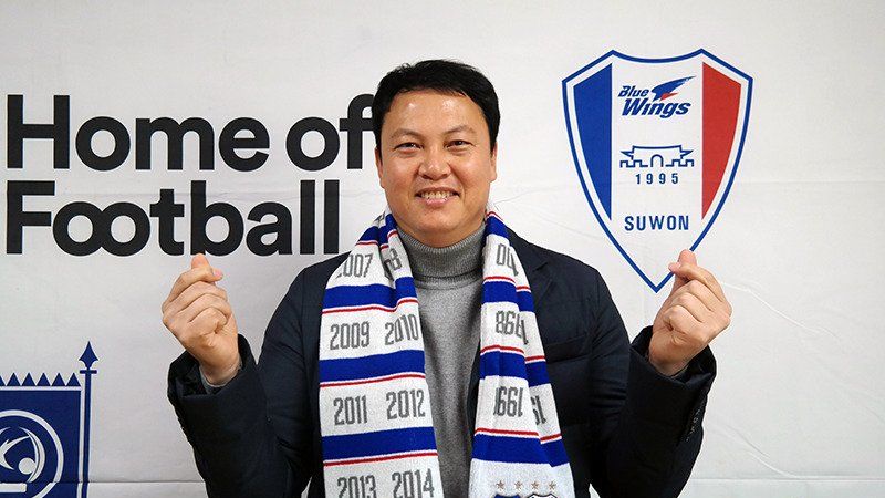 Lee Woon-jae saat masih menjadi staf pelatih klub Suwon Samsung Bluewings. Copyright: © twitter.com/KORFootballNews