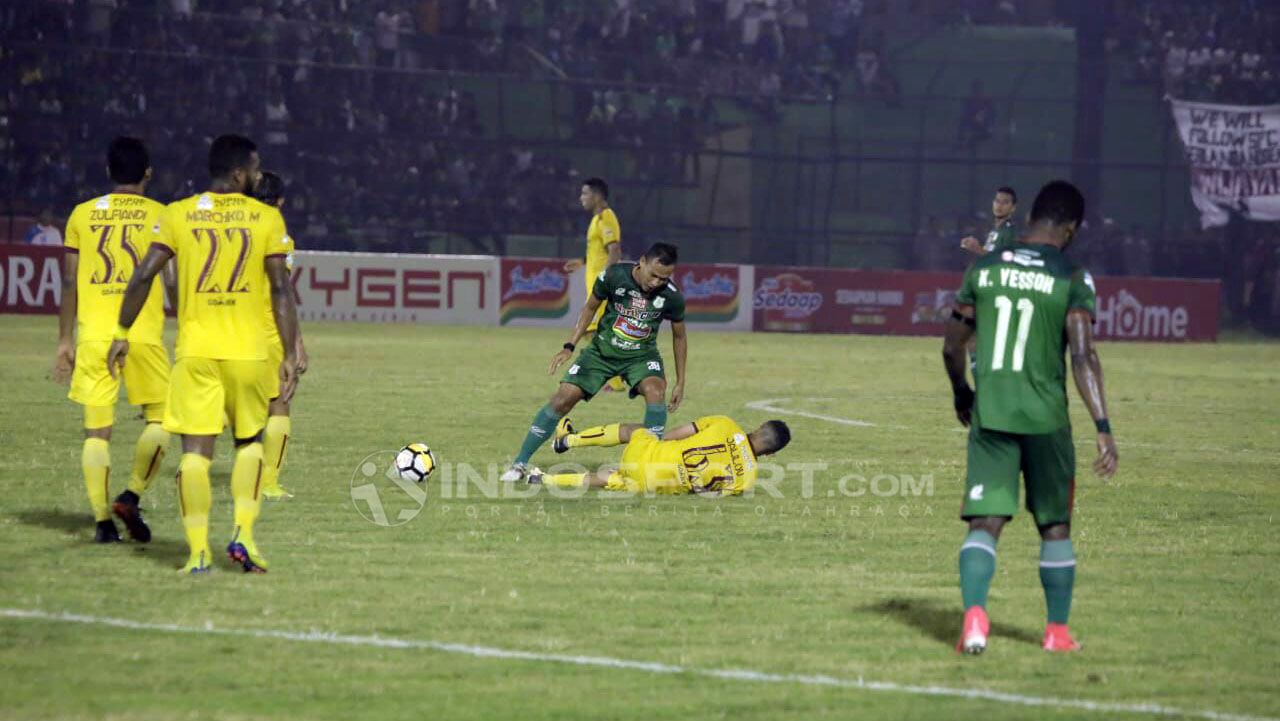 Situasi laga PSMS vs Sriwijaya. Copyright: © kesuma ramadhan/soicaumienbac.cc