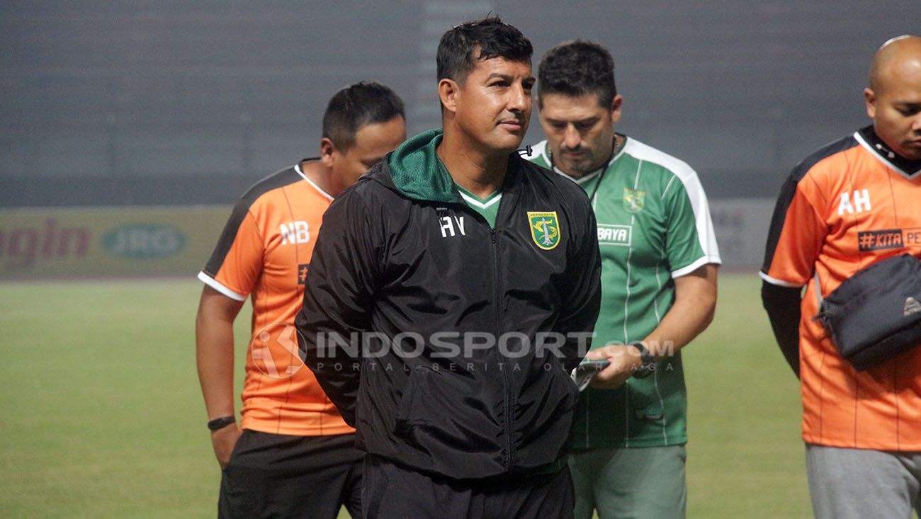 Pelatih Persebaya Surabaya, Alfredo Vera. Copyright: © Fitra Herdian/Indosport.com