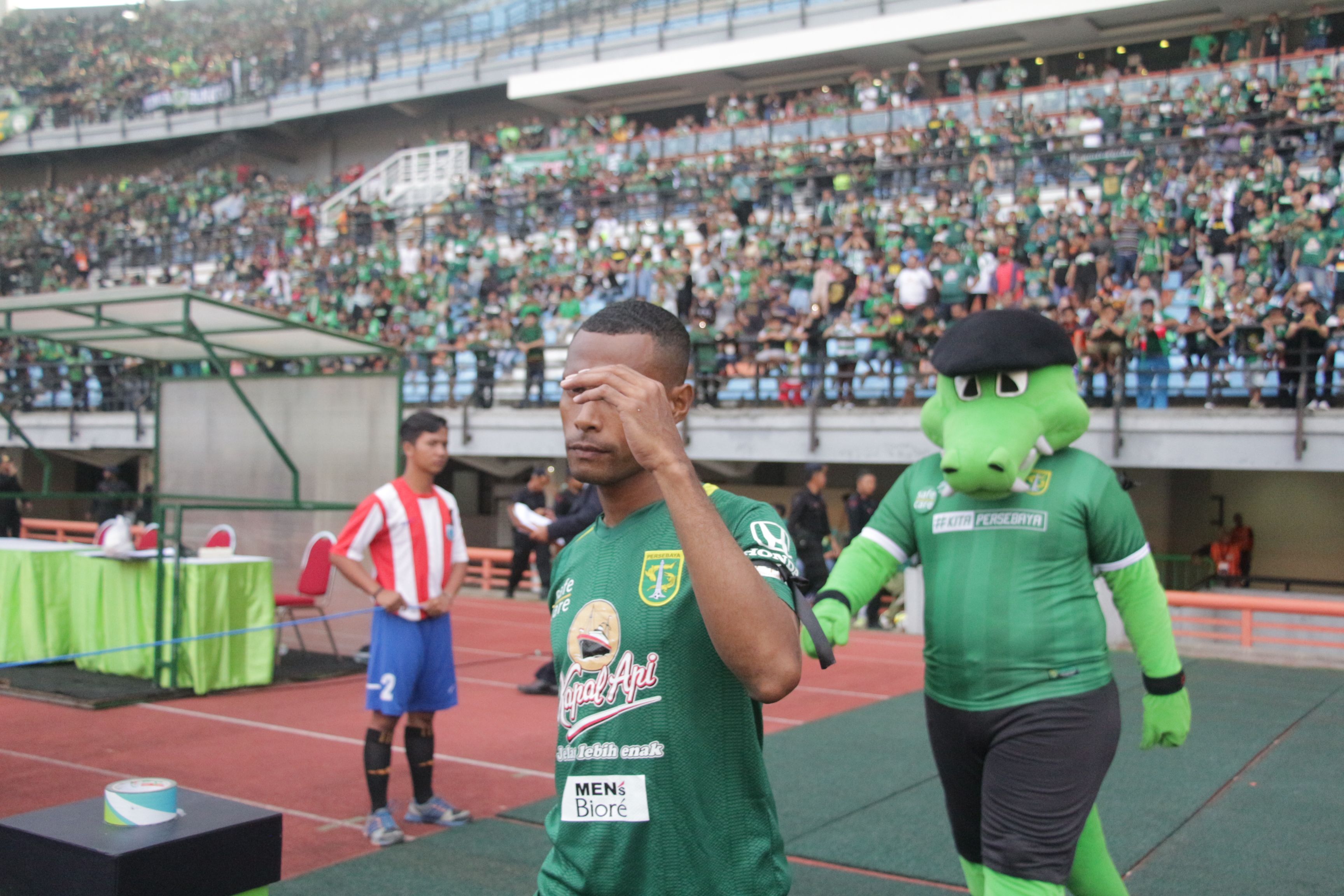 Maskot Persebaya berwujud buaya bernama Jojo (belakang). Copyright: © Media Persebaya