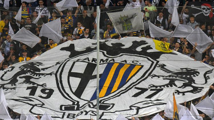 Para suporter Parma bentangkan logo klub. Copyright: © INDOSPORT