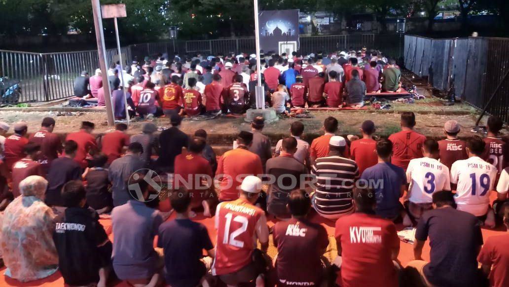 Suasana sholat tarwih bersama di halaman Stadion Andi Mattalatta, Makassar. Copyright: © Wira Wahyu Utama/Soicaumienbac.cc