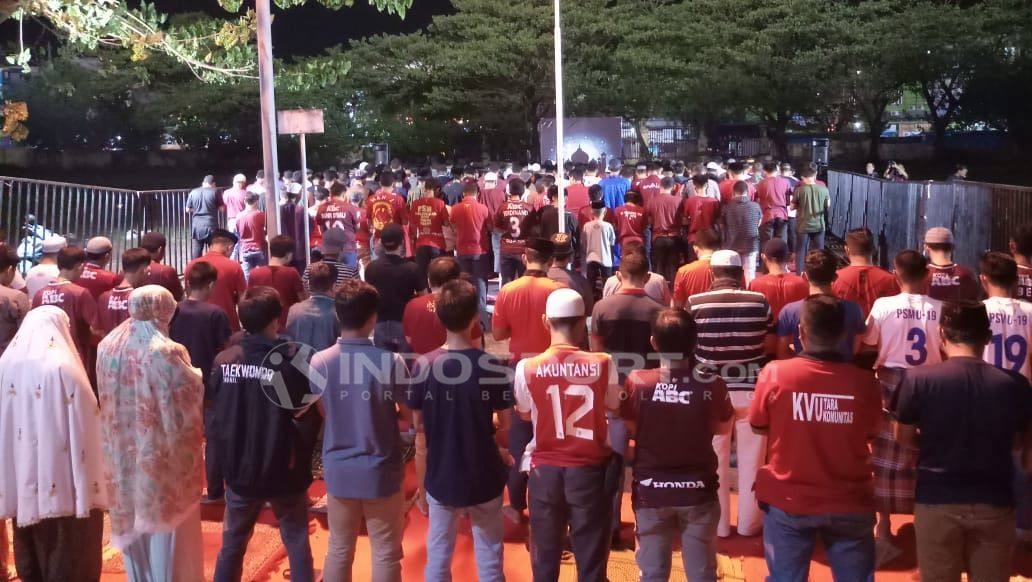 Suasana sholat tarwih bersama di halaman Stadion Andi Mattalatta, Makassar. Copyright: © Wira Wahyu Utama/Indosport.com