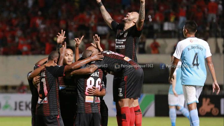 Para pemain Persipura Jayapura merayakan gol ke gawang Madura United. Copyright: © Twitter/@persipura63