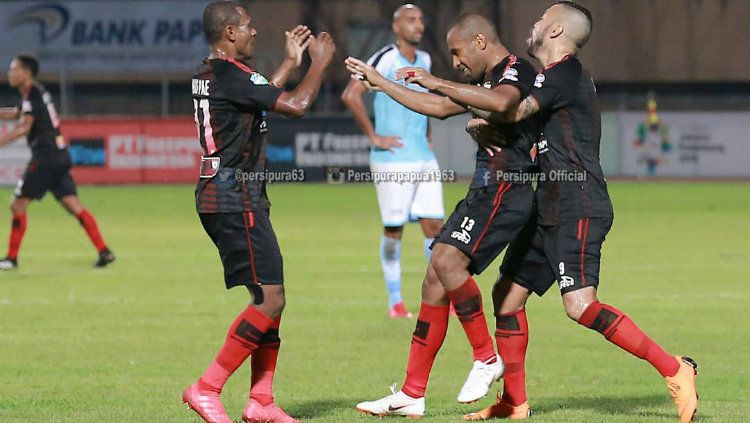 Para pemain Persipura merayakan gol ke gawang Madura United. Copyright: © Twitter/@persipura63