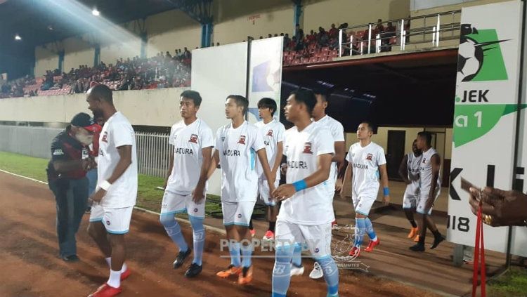Skuat Madura United kala bertandang ke markas Persipura Jayapura di Liga 1 2018. Copyright: © Twitter/@MaduraUnitedFC