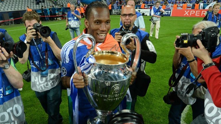 Didier Drogba saat memenangkan trofi Liga Champions bersama Chelsea pada musim 2011/12. Copyright: © twitter.com/SquawkaNews