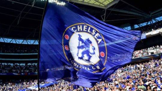 Bendera Chelsea berkibar di Stadion Wembley Copyright: © twitter.com/ChelseaFC