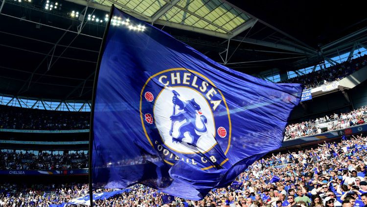 Bendera Chelsea berkibar di Stadion Wembley. Copyright: © twitter.com/ChelseaFC