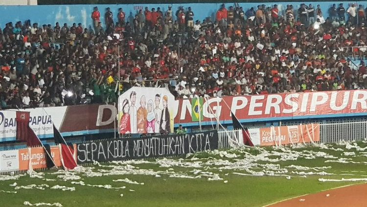 Aksi Persipura Mania untuk korban teror bom Surabaya. Copyright: © Twitter/@jayapuraupdate