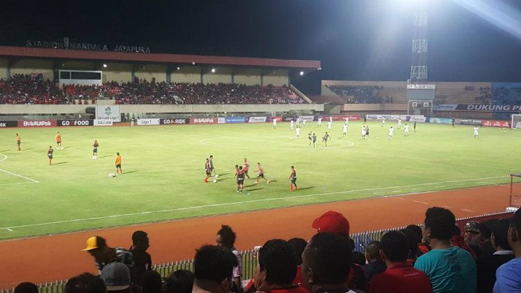 Aksi Persipura Mania untuk korban teror bom Surabaya. Copyright: © Twitter/@jayapuraupdate