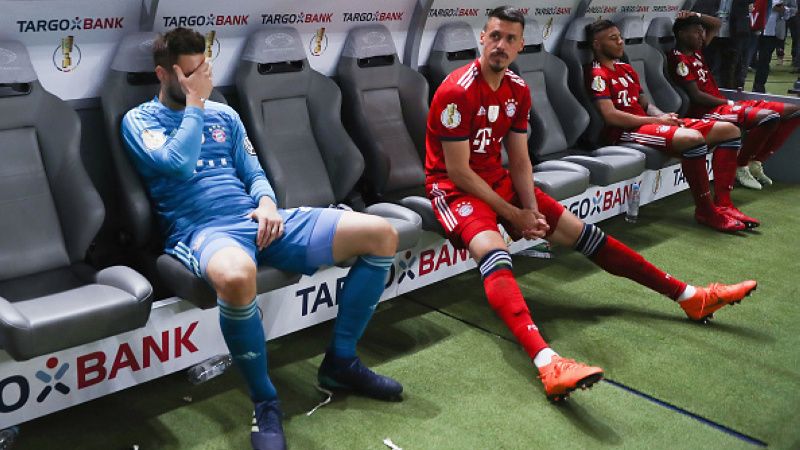 Skuat Bayern Munchen tertunduk lesu pasca kalah di final DFB Pokal. Copyright: © INDOSPORT