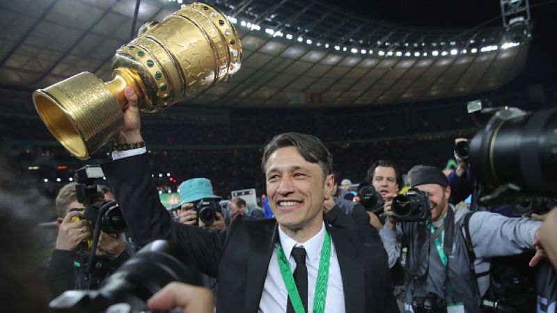 Niko Kovac memegang trofi DFB Pokal Copyright: © INDOSPORT