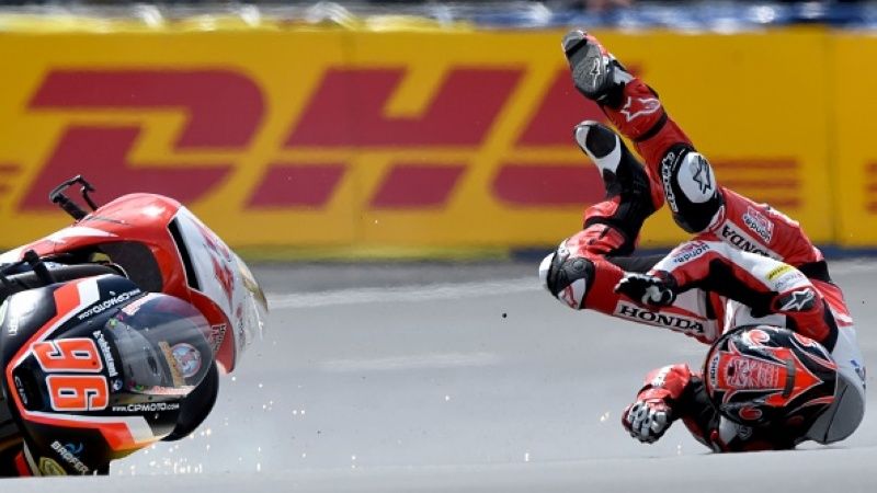 Terjadi kecelakaan parah yang membuat 4 pembalap lumpuh di ajang Moto3 GP Valencia, yang digelar di Sirkuit Ricardo Tormo, Minggu (17/11/2019) Copyright: © INDOSPORT