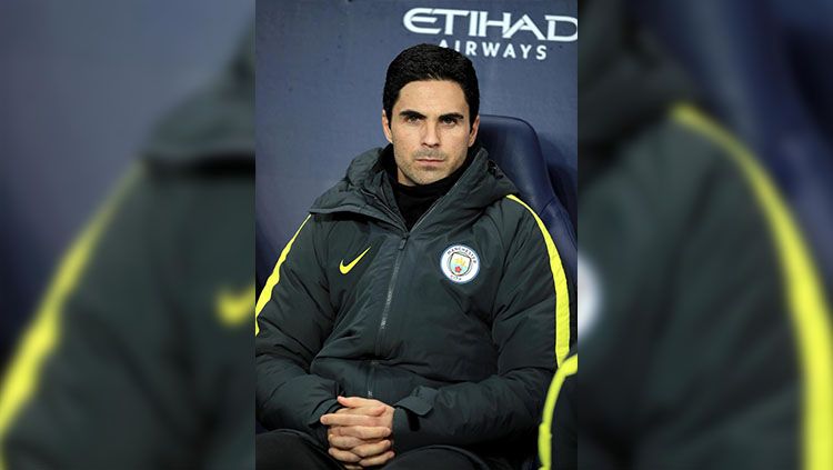 Cara Arsenal yang mendekati asisten pelatih Manchester City, Mikel Arteta, membuat The Cityzens murka bukan kepalang Copyright: © PA-Empicsport