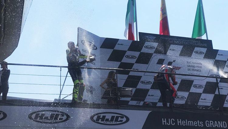 Valentino Rossi dan Danilo Petrucci di podium. Copyright: © INDOSPORT