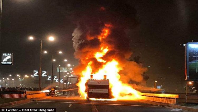 Bus Parade Red Star Belgrade terbakar. Copyright: &copy; Daily Mail