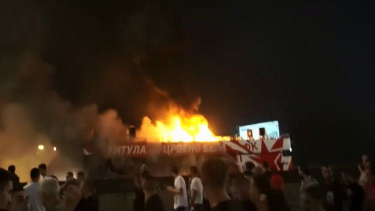 Bus Parade Red Star Belgrade terbakar. Copyright: &copy; Daily Mail