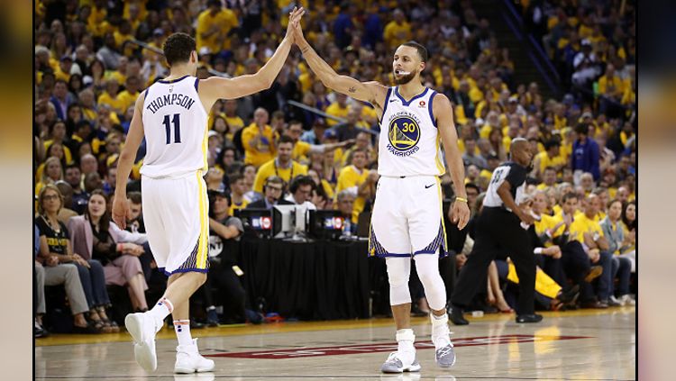 Dua pemain bintang Golden State Warriors, Klay Thompson (kiri) dan Stephen Curry. Copyright: © INDOSPORT