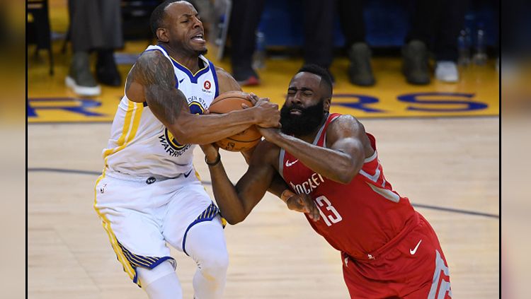 Bintang Golden State Warriors, Andre Iguodala berduel dengan megabintang Houston Rockets, James Harden. Copyright: © INDOSPORT