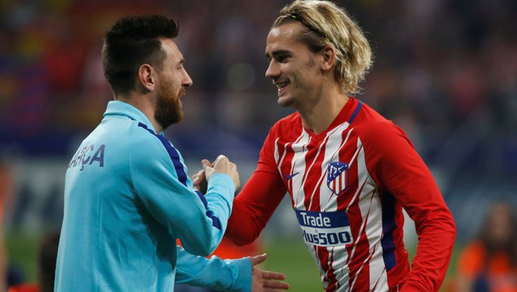 Lionel Messi dan Antoine Griezmann berjabat tangan dalam laga Atletico Madrid vs Barcelona di La Liga Spanyol musim 2017/18. Copyright: © INDOSPORT