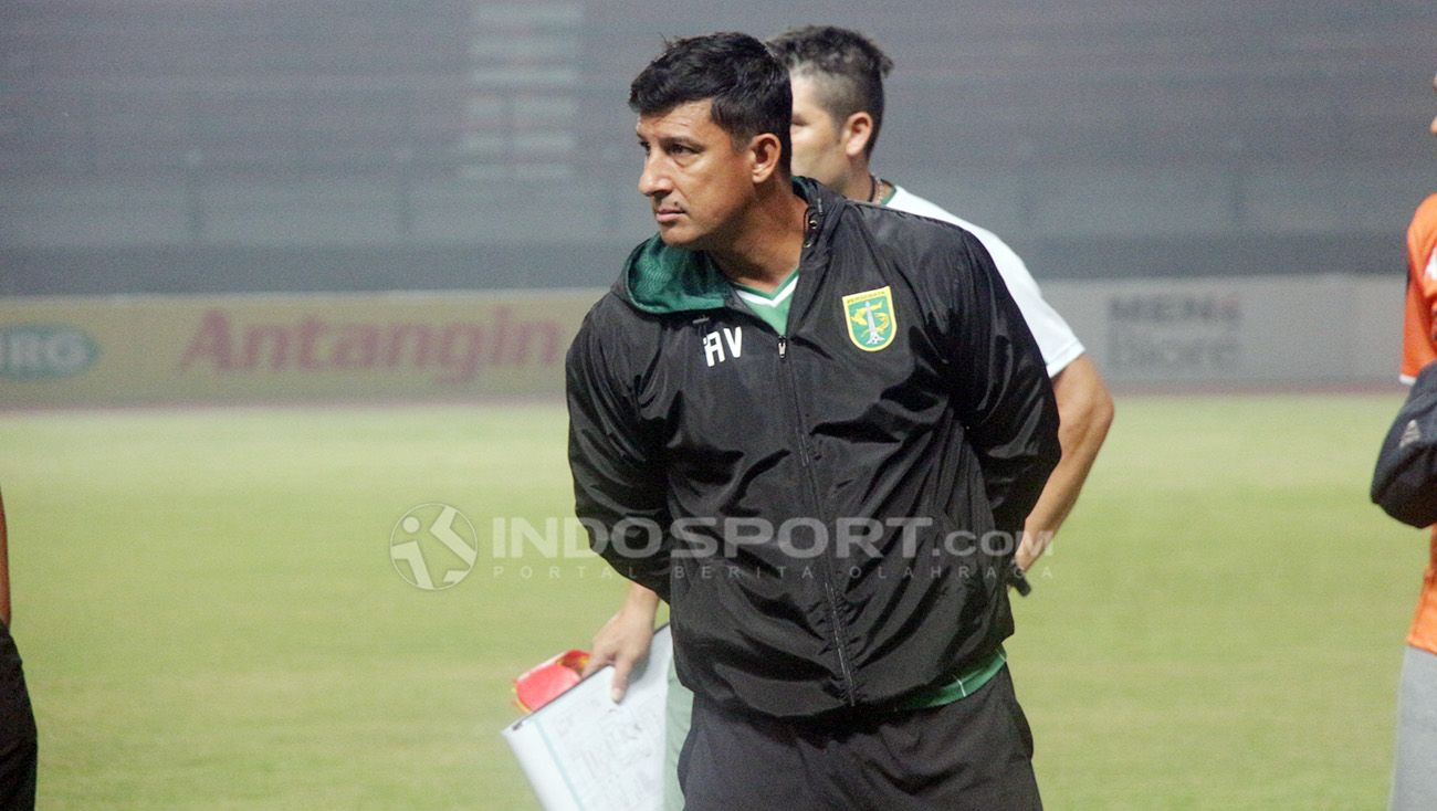 Pelatih Persebaya Surabaya, Angel Alfredo Vera. Copyright: © Fitra Herdian/Indosport.com