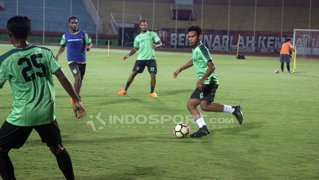 Tim Persebaya Surabaya saat latihan. Copyright: © Fitra Herdian/Indosport.com
