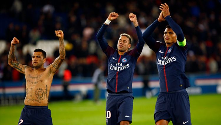 Tiga pemain Brasil di PSG: Dani Alves, Neymar, dan Thiago Silva. Copyright: © Getty Image