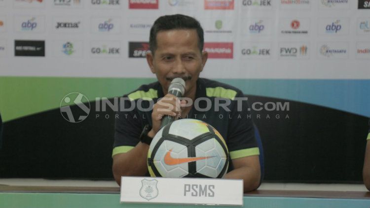Pelatih PSMS, Djajang Nurjaman, saat mengikuti sesi konferensi pers. Copyright: © Kesuma Ramadhan/INDOSPORT