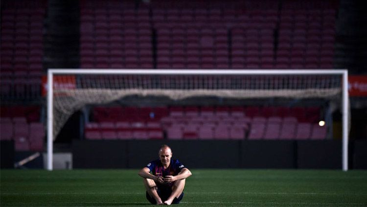 Andres Iniesta seorang diri di Camp Nou. Copyright: © @BarcaGalaxy