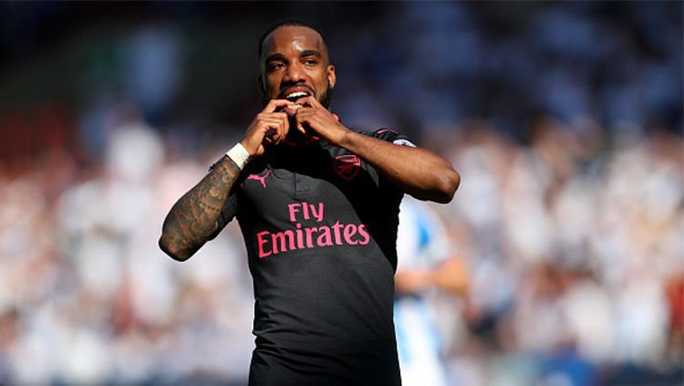 Alexandre Lacazette bisa jadi opsi gelandang nomor 10 Arsenal usai tampil baik di posisi itu saat Arsenal menghadapi Rapid Vienna di Liga Europa. Copyright: © Getty Images