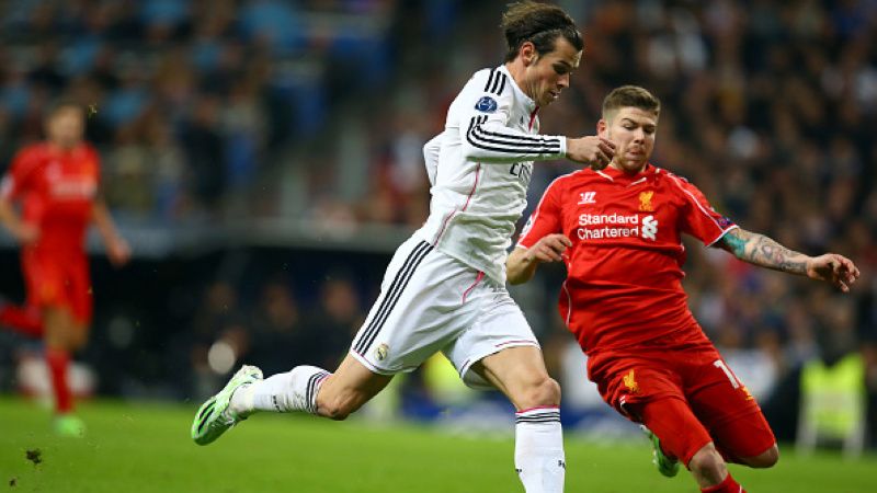 Alberto Moreno (kanan) vs Gareth Bale di tahun 2014. Copyright: © Getty Image