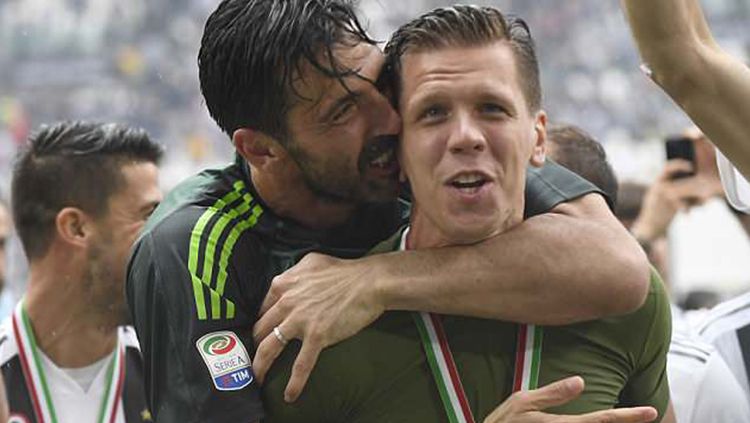 Gianluigi Buffon (kiri) dan Wojciech Szczęsny. Copyright: © Getty Image