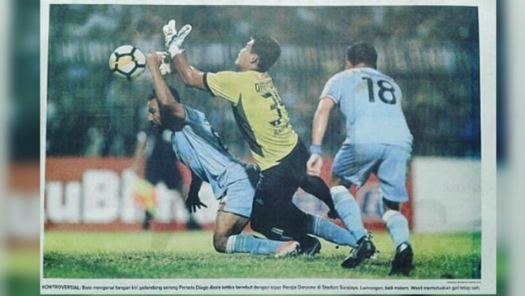 Gol tangan tuhan Diego Assis dalam laga Persela vs Persija. Copyright: © Angger Bondan/Jawa Pos