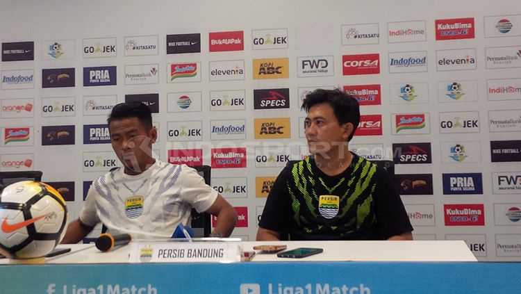 pelatih fisik Persib Bandung, Yaya Sunarya (kanan). Copyright: © Arif Rahman/INDOSPORT