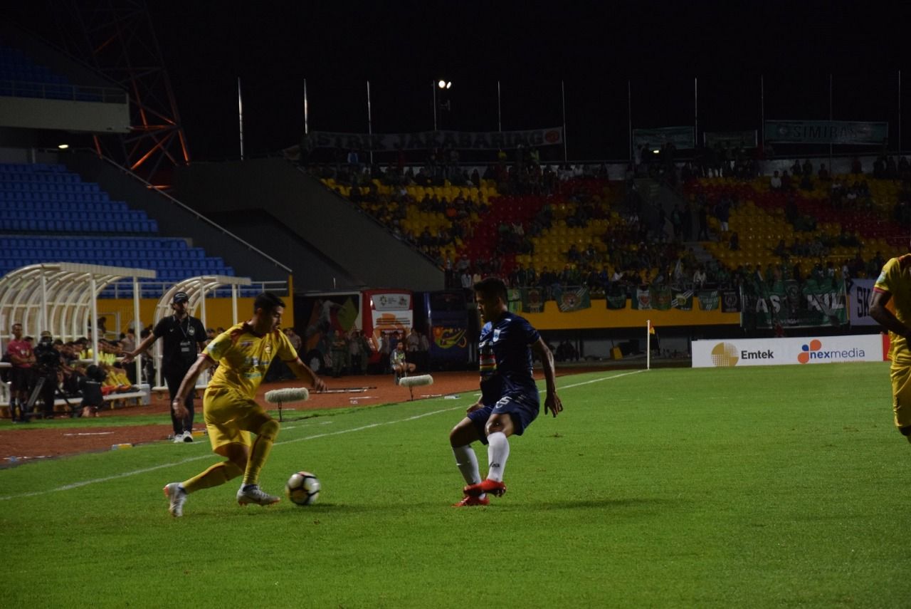 Esteban Vizcarra memainkan bola di depan pemain PSIS Semarang. Copyright: © INDOSPORT/Muhammad Effendi