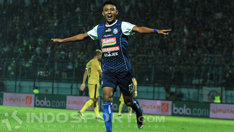 Selebrasi gol Dedik Setiawan. Copyright: © INDOSPORT/Ian Setiawan