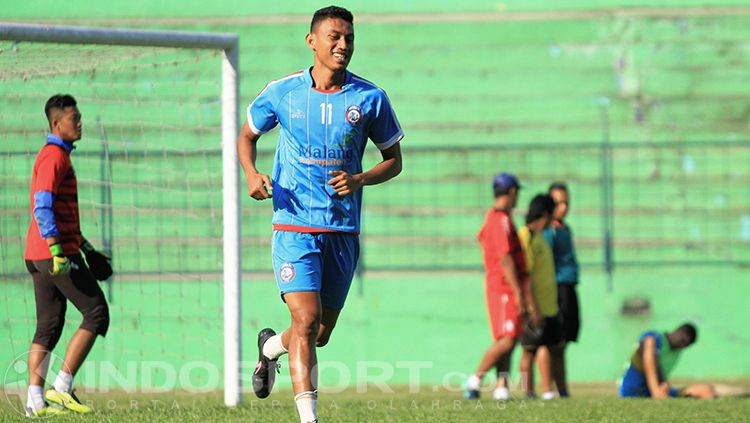 Rivaldi Bawuo menyebutkan saat ini fokusnya sudah kembali 100 persen untuk Arema FC usai mengobati kerinduan terhadap kampung halaman. Copyright: © INDOSPORT/Ian Setiawan