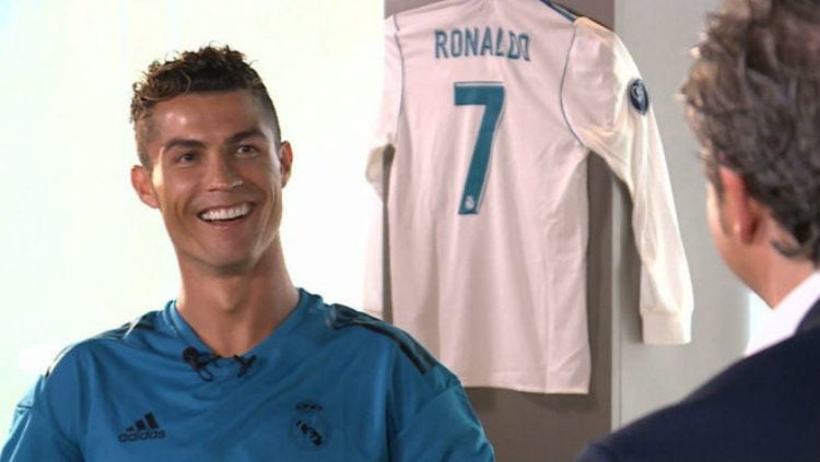 Cristiano Ronaldo tertawa saat melakukan wawancara khusus. Copyright: © Marca